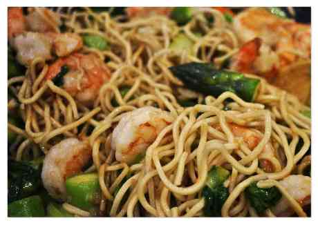 shrimp aspragus and bok choi noodles